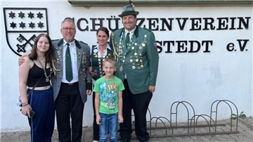 Zufriedene Gesichter nach dem Herbstschützenfest des Wittstedter Schützenvereins (von links): Jugendkönigin Celine Abbenseth, Sportleiter Ralf Geffken, Vizekönigin Verena Schaubode, Vizekönig André Geils, vorn: Kinderkönig Till Abbenseth.