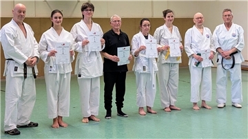 Karateka mit ihren Urkunden zum nächsthöheren Kyu.
