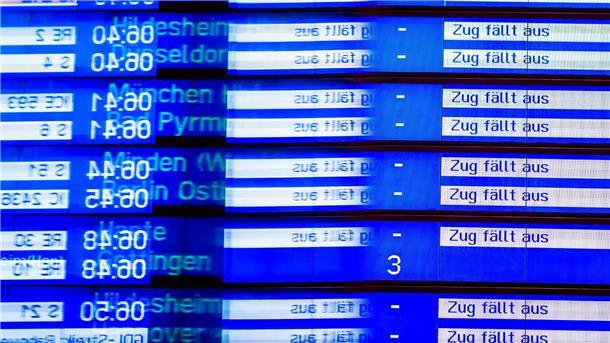 „Zug fällt aus“ ist auf einer Anzeige im Hauptbahnhof Hannover zu lesen. 2023 kam das oft vor.