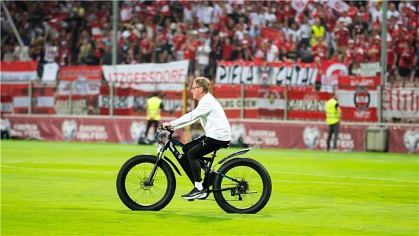Zuletzt war Ralf Rangnick verletzungsbedingt noch mit dem E-Bike unterwegs. (Archivbild)