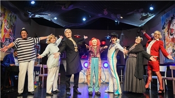 Hein Mück (Reinhard Rehwinkel), Lale Andersen (Sabine Miedlich), Bürgermeister Smidt (Sebastian Frese), Lou Jacobs (Christel Krause), Elvis Presley (Ramazan Akbulut), Mutter Matschuck (Birgit Oetjen) und Marlene Dietrich (Michael Schwarzenberg). 