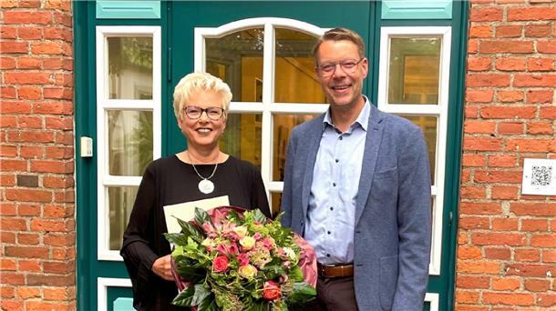 Samtgemendebürgermeister Henning Fricke der Standesbeamtin Ute Kießling.