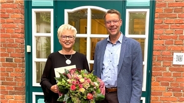 Samtgemendebürgermeister Henning Fricke der Standesbeamtin Ute Kießling.