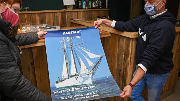 Zum 70. Geburtstag segelte ein namenloses weißer Segler auf dem Plakat von Karstadt Bremerhaven.