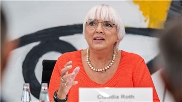 Zum 75. Jubiläum der Frankfurter Buchmesse sieht sich die Verlagsbranche nach Einschätzung von Kulturstaatssekretärin Claudia Roth mit zahlreichen Herausforderungen konfrontiert.