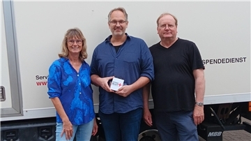 Zum 75. Mal ließ sich Ralf Gehlken (Mitte) zur Ader. Die zweite DRK-Vorsitzende Sabine Austmeyer (von links) und Vorsitzender Manfred Burfeind dankten ihm für seine Treue.