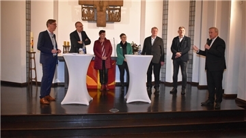 Zum Abschluss des Podiumsgesprächs kamen die beiden Bischöfe hinzu (von links): Moderator Norbert Hartfil, Bischof Thomas Adomeit, Susanne Freels, Kirsten Malle, Karl Jasbinschek, Franz-Josef Franke und Weihbischof Wilfried Theising.