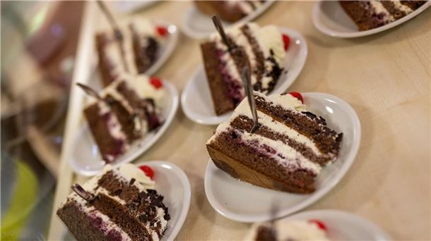 Sahne, Kirschen, Schokospäne: Schwarzwälder feiern Torte Zum Anbeißen: Einzelne Stücke der Schwarzwälder Kirschtorte liegen auf Tellern.