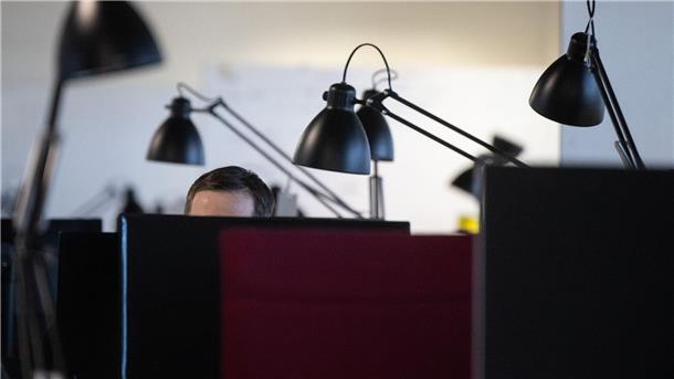 Das Büro schrumpft - mit Folgen auch für die Städte Zum Arbeiten ins Büro oder doch lieber Home-Office? Der Büroimmobilienmarkt hat sich seit der Pandemie deutlich geändert.