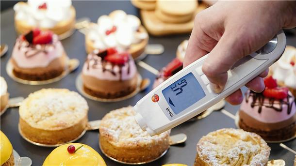 Über 400 Tierschutzverstöße: Veterinäramt Rotenburg spricht Klartext Lebensmittelkontrolleur beim Landratsamt Rhein-Neckar-Kreis in der Abteilung Veterinäramt und Verbraucherschutz, hält in einer Patisserie bei einer Kontrolle ein Thermometer an eine kleine Torte.