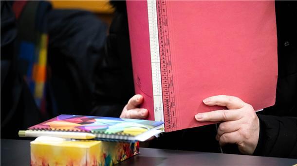 Zum Auftakt des Mordprozesses in Oldenburg hat die Angeklagte gestanden, ihren schwerstbehinderten Sohn getötet zu haben.
