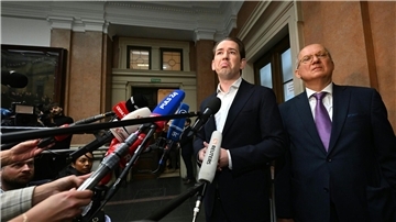 Zum Auftakt des Prozesses gegen Sebastian Kurz (l) ist das Medieninteresse enorm.