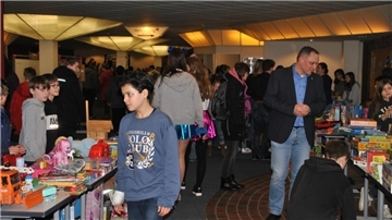Zum Benefiz-Flohmarkt für die Erdbebenopfer steuerte jede Klasse einen Stand oder eine Idee bei.
