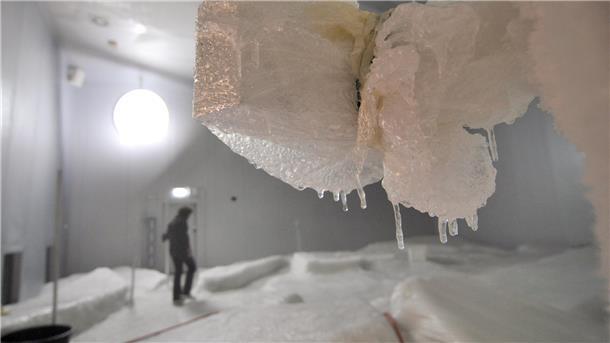 Zum Bibbern: Der kälteste Bereich entsteht. Nach der Hitze Afrikas reisen die Besucher in die Antarktis mit minus 6 Grad Celsius. Das ist die durchschnittliche Sommertemperatur an der Neumayer-Station des Alfred-Wegener-Instituts (AWI), der deutschen Forschungsstation in der Antarktis. Foto: Scheschonka