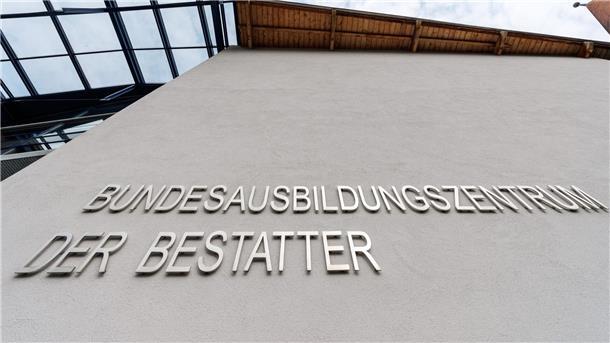 Kollege Tod - So werden Bestatter ausgebildet Zum Bundesausbildungszentrum für Bestatter in Münnerstadt kommen Azubis aus ganz Deutschland.