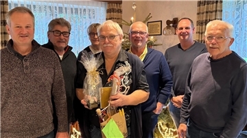 Zum Dank gab es Geschenke: Ortsbrandmeister Torsten Grotkop (v.l.), Ortsvorsteher Hardy Köhler, Birgit Knoop (Landfrauenverein) Gastwirt Wolfgang Mensing, Peter Aschen (Turnverein), Eicke Harno (Wassersportverein) und Günter Heine (Heimatverein).