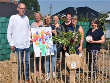 Zum Dank gibt es reale Blumen von den Erzieherinnen und gemalte von den Kindern.