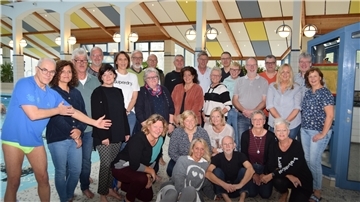 Zum dreitägigen Programm des Treffens der ehemaligen Leistungsschwimmerinnen und -Schwimmer gehörte selbstverständlich ein Besuch im Störtebekerbad in Nordenham. Links: Hans-Jörg Hadaschik.