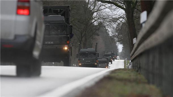 Zum Ende des Manövers auf dem Truppenübungsplatz Senne fahren wieder britische Streitkräfte durch NRW und Niedersachsen. (Archivbild)