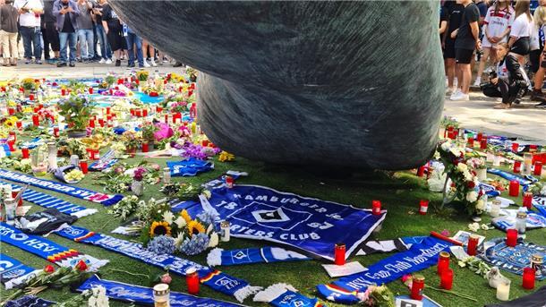 Zum ersten Heimspiel der neuen Saison fuhren die Clubmitglieder nicht nur wegen des Spiels, sondern auch, um des jüngst verstorbenen Uwe Seeler zu gedenken. An der Skulptur seines Fußes legten sie Schals, Blumen und Andenken nieder.