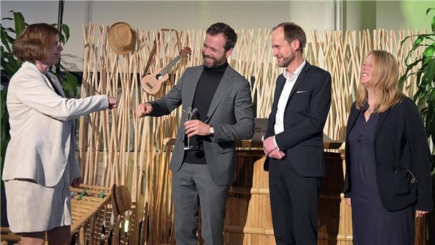 Zum ersten Mal geht der Bremer Umweltpreis 2021 nach Bremerhaven: Wirtschaftssenatorin Kristina Vogt (v. l.) gratuliert Hans Jaich, Geschäftsführer der Im-Jaich oHG Wasserwelten zusammen mit Ralf Stapp, Geschäftsführer der BAB Förderbank, und Umweltsenatorin Dr. Maike Schaefer.