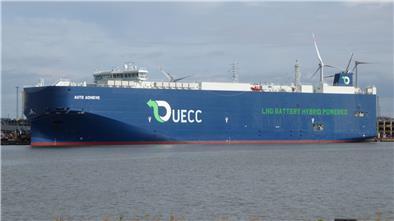 Ein Autofrachter liegt am Terminal in Bremerhaven.
