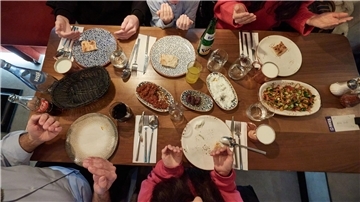Zum Fastenbrechen während des Ramadans kommen viele Familien und Freunde am Abend zusammen.