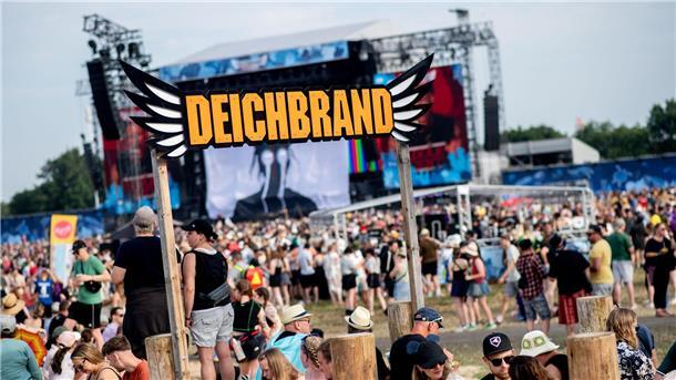 Zum Festival Deichbrand in Nordholz im Landkreis Cuxhaven kamen täglich rund 60.000 Musikfans. Mehr als 120 nationale und internationale Künstlerinnen und Künstler standen auf dem Programm.