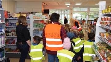 Zum fünfjährigen Bestehen des Dorfladens erschienen auch Gruppen der Rhader Kita "Rasselbande".