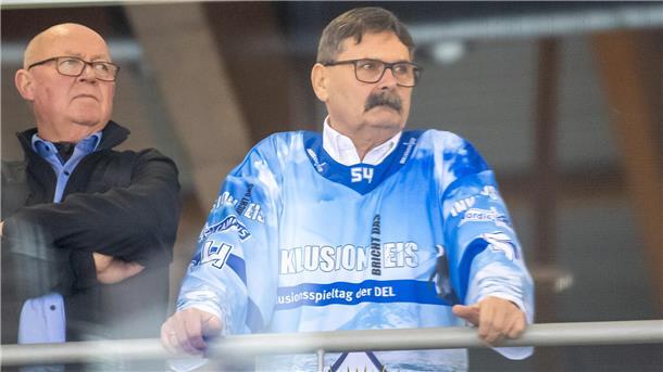 Zum fünften Inklusionsspieltag in der Deutschen Eishockey-Liga hat Alfred Prey sich ein Inklusions-Jersey übergeworfen.