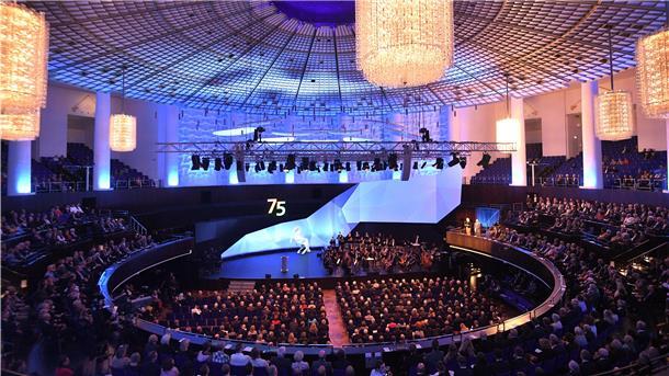 Zum Gründungsjubiläum: Zuschauer sitzen beim Festakt zum 75. Geburtstag des Landes Niedersachsen im Congress Centrum Hannover (HCC).