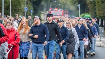 Zum Herbstmarkt in Neuenwalde zeigt die Jugend ihre Tanzkünste beim traditionellen Umzug durch die Gemeinde in ihren Holzschuhen.