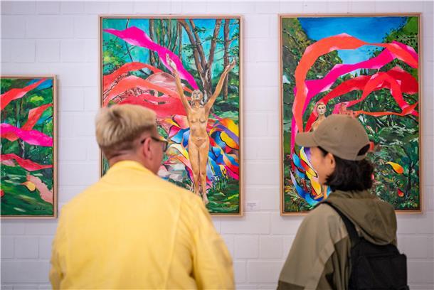 Zum Jubiläum eine neue Ausstellung inm Pavillon von Thieles Garten: Der Berliner Maler "Aha K.R." zeigt kleine und große in leuchtenden Farben sprühende Leinwand-Variationen auf Motive des Gartens und integriert auch die Skulpturen in seine Bilder.