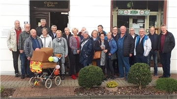 Die Teilnehmer des Klassentreffens haben sich zu einem Gruppenfoto aufgestellt.