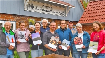 Zum Krabbentag am 11. Mai wird der neue Kalender des Wremer Heimatkreises der Öffentlichkeit zum Kauf angeboten.