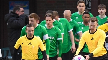 Zum letzten Mal führt Kapitän Christoph Müller den FC Hagen/Uthlede als Kapitän in einem Heimspiel aufs Spielfeld.