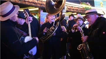 Männer mit Instrumenten. 