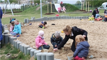 Kinder spielen in einem Sandkasten