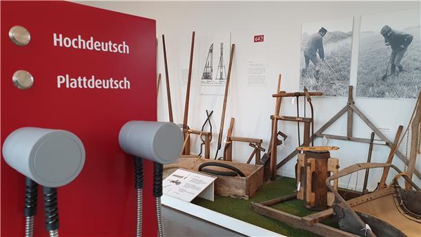 Zum neuen Konzept des Deichmuseums Land Wursten in Dorum gehören auch zwei Hörstationen in hoch- und plattdeutscher Sprache.