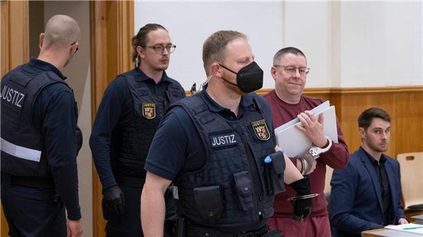 Mutmaßliche Terrorgruppe wegen Umsturzplänen vor Gericht Zum Prozessauftakt wird der Angeklagte Sven Birkmann in Handschellen in den Gerichtssaal geführt.