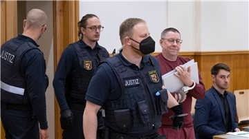 Zum Prozessauftakt wird der Angeklagte Sven Birkmann in Handschellen in den Gerichtssaal geführt.