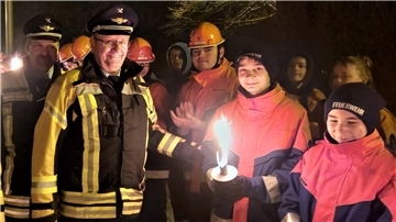 Zum Schluss schreitet Friedrich Meyerherm die Fackelparade im Innenhof der Burg in Bad Bederkesa ab. Geestlands scheidender Stadtbrandmeister ist sichtlich bewegt.