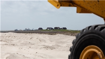 Zum Schutz müssen die Warften auf Hallig Langeneß höher gebaut werden. 73.000 Kubikmeter Sand sind hier für die Aufschüttung erforderlich