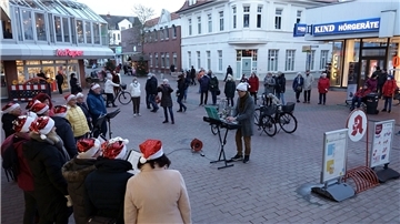 Zum Startschuss der Nordenhamer Weihnachtsmeile stimmte der Generationen-Chor Nordenham bekannte Weihnachtslieder an, die den einen oder anderen Passanten zum Verweilen einluden.