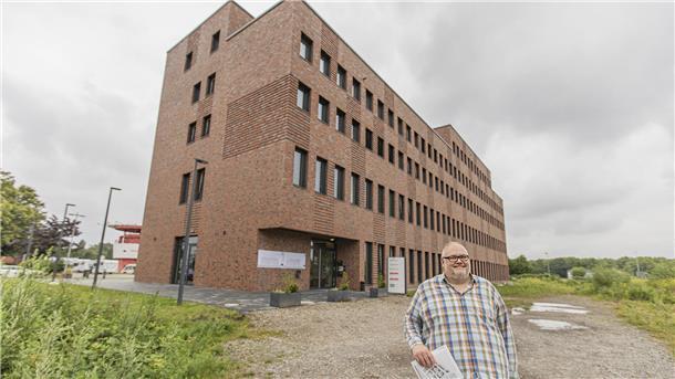 Zum Tag der Architektur führt Architekt Thorsten Böhlken durch die Havenstudios, dem ersten Bauabschnitt des künftigen Roter-Sand-Quartier. 