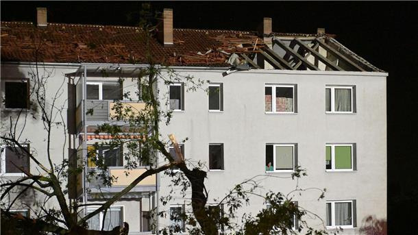 Zum Teil wurden von dem Sturm Dächer abgedeckt.