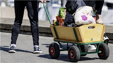 Zwei junge Menschen ziehen einen Bollerwagen. Zum Vatertag gehört der Bollerwagen einfach dazu. Mit ihm kommt automatisch der hohe Alkoholspiegel.