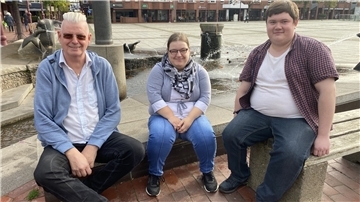 Zum Vorstand des nun neu gegründeten Vereins "CSD Wesermarsch" gehören: Uwe Brauer (von links), Stefanie Stelse und Leon Weiß.
