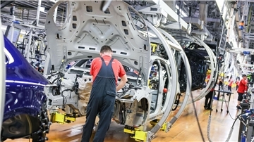 Zum Wachstum auf dem Arbeitsmarkt haben die Dienstleistungsbereiche beigetragen, während bei Industrie und Bau weniger Menschen einen Job fanden.