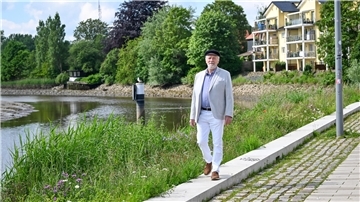 Zum Wandern entlang seiner Kindheitserinnerungen am Ufer der Geesteschleife braucht der Autor Holger Haack keinen Wander- und keinen Druiden-Stab: Nur seine Romanfigur „Alvis“ lässt er von hier aus jahrelang weiter nach Norden wandern und nach unzähligen, oft blutdürstigen Abenteuern zum „letzten Druiden“ werden.